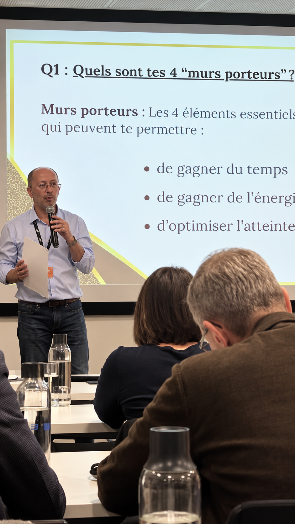 Denis Beauville pr&eacute;sente les quatre radiographies en conf&eacute;rence